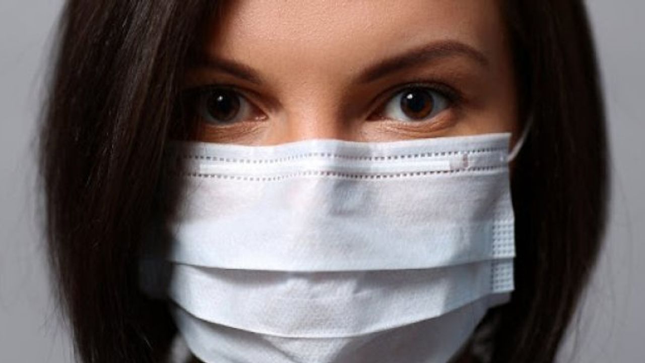 Есть медицинская маска. Маска медицинская. Девушка в медицинской маске. Девушка надевает медицинскую маску. Медицинские маски от коронавируса.