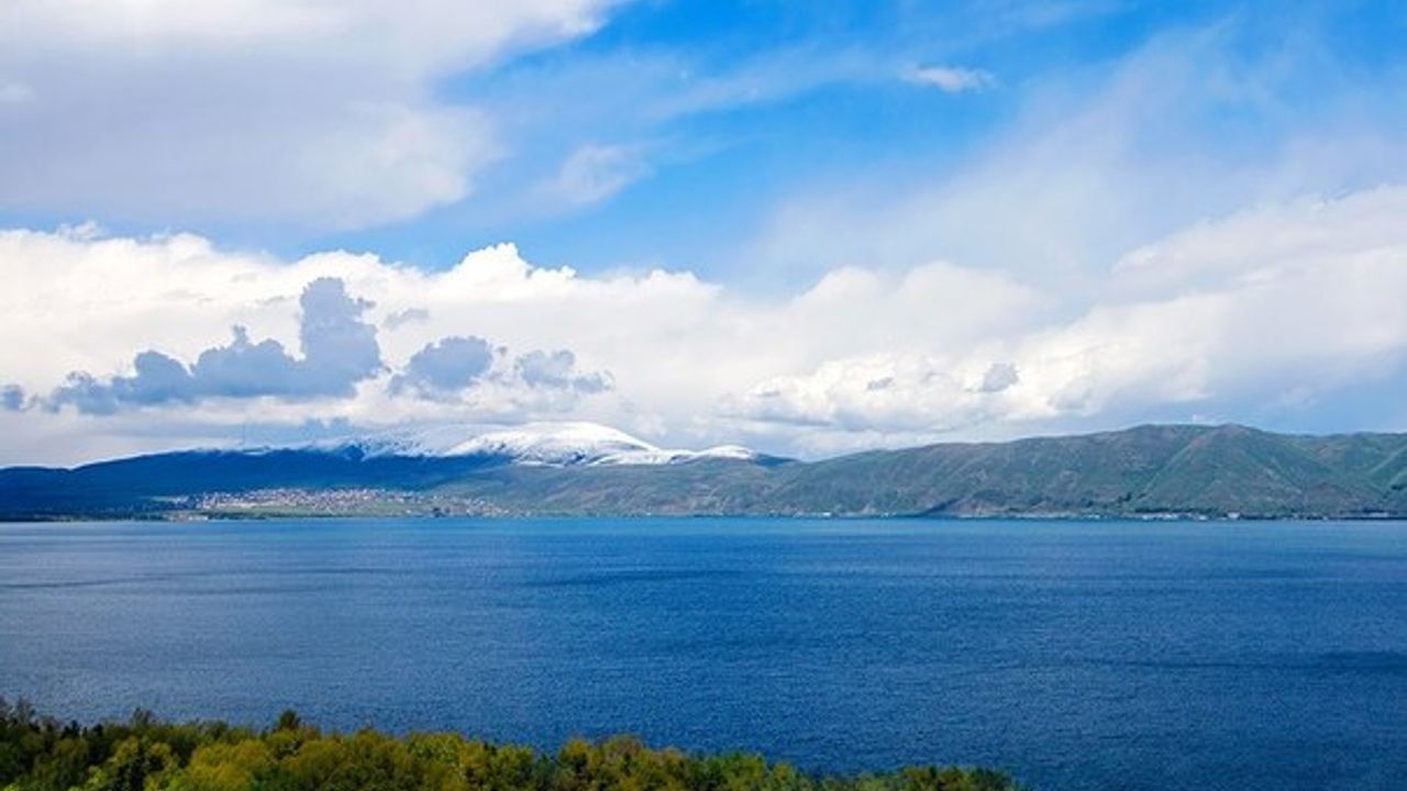 Глубина озера севан. Национальный парк Севан. Севан Армения. Озеро Севан. Озеро Севан парк.